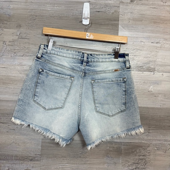 Kancan Gardenia Essentials High Rise Mom Shorts Light Wash - Size Large - Picture 9 of 10